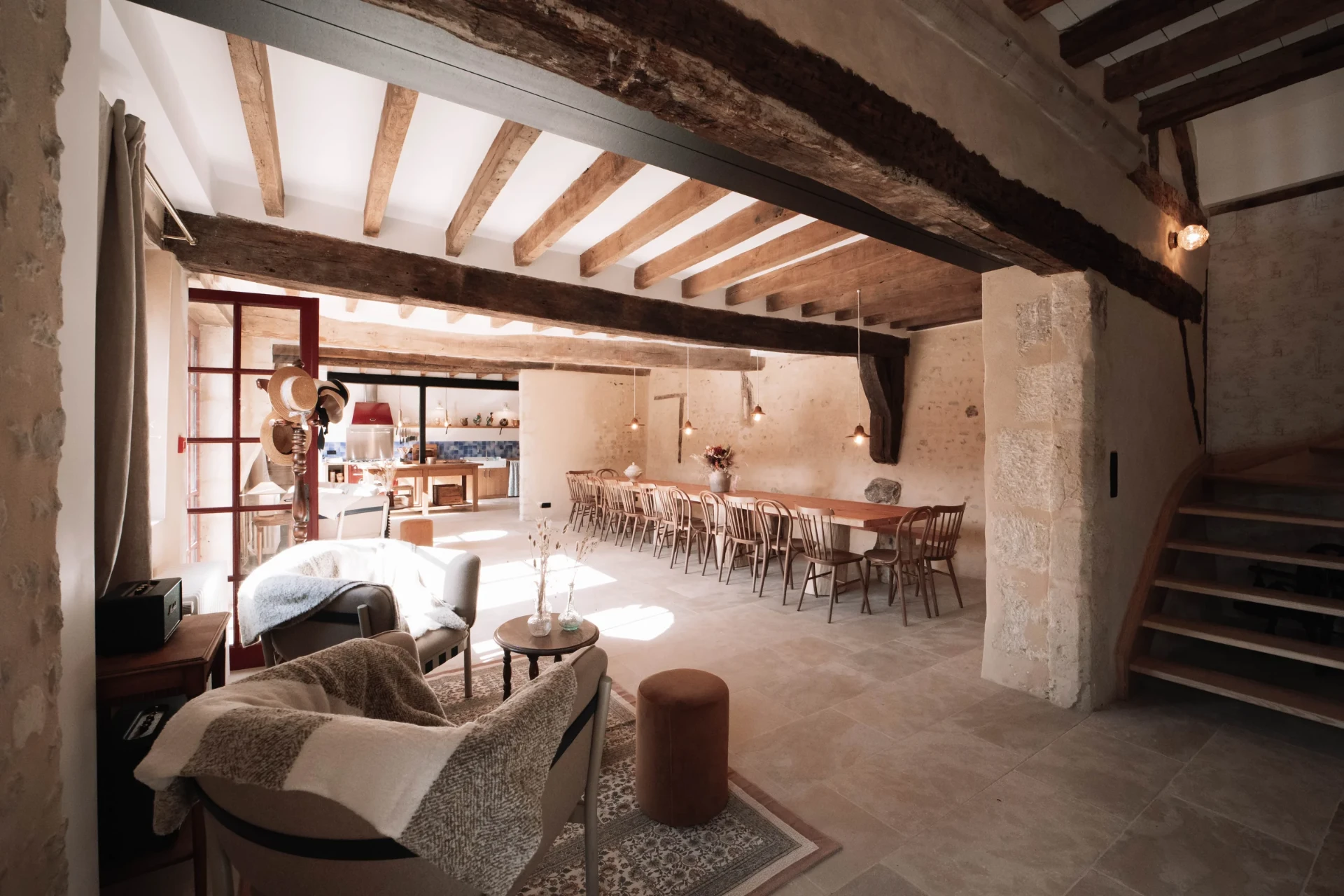 Salle à manger autour de la grande table en chêne