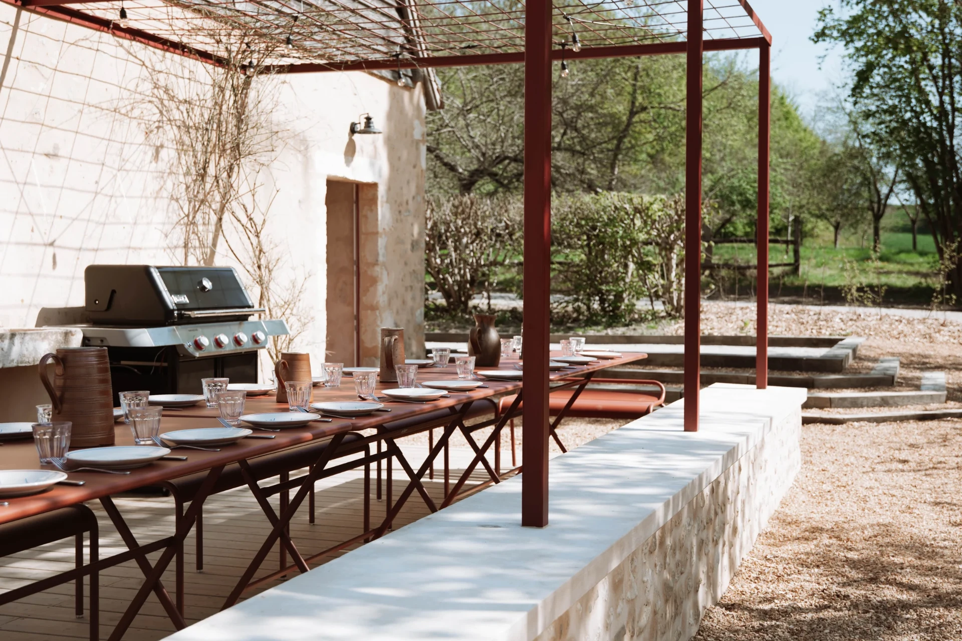 Grande terrasse abritée par sa pergola végétale